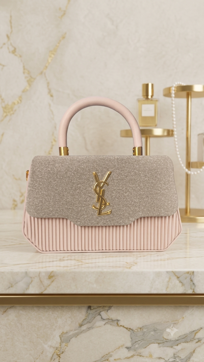 Ref 2604-✨  Bolso Elegante con Tapa Grabada y Herraje V – Luxury Edition